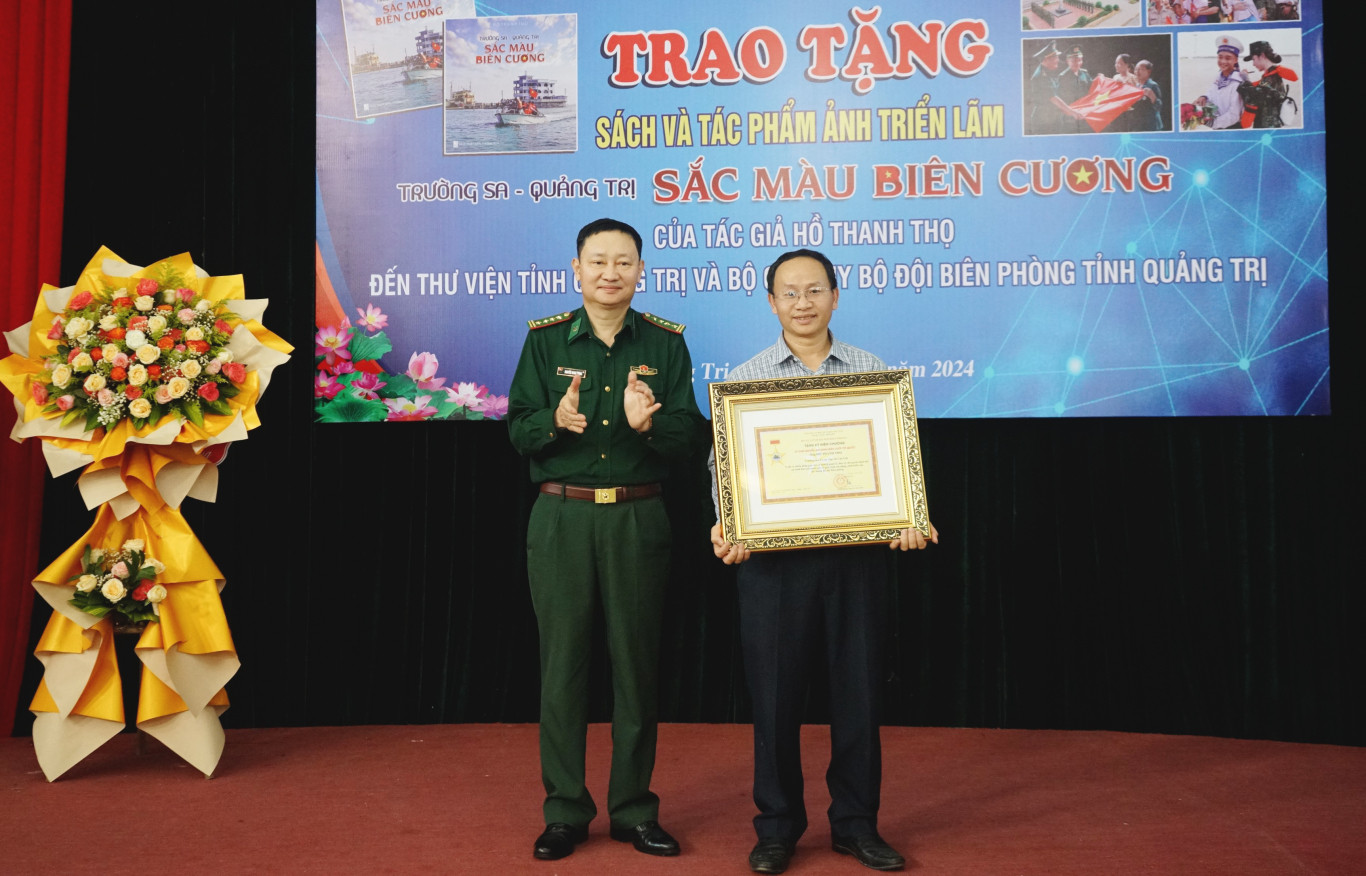 Đại t&aacute; Nguyễn Nam Trung, Chủ nhiệm Ch&iacute;nh trị BCH Bộ đội Bi&ecirc;n ph&ograve;ng tỉnh tặng kỷ niệm chương &ldquo;V&igrave; chủ quyền an ninh bi&ecirc;n giới Tổ quốc&rdquo; cho t&aacute;c giả Hồ Thanh Thọ - Ảnh: C.N